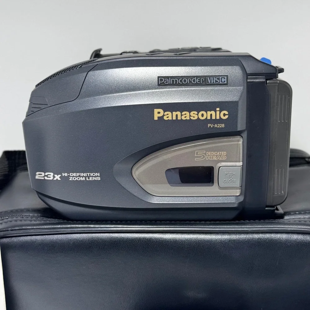 Panasonic Palmcorder‎ PV-A228 VHS-C Camcorder 23x Zoom Color Viewfinder Bundle